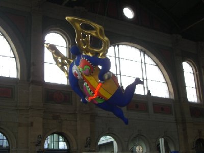 Дивний ангел, підвішаний під куполом НВ Zürich